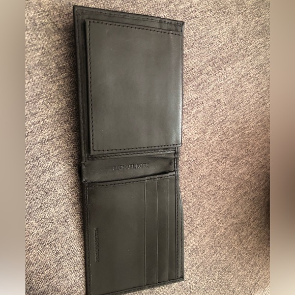 Michael Kors Black Leather Wallet Slight Scuff on Back Men’s Wallet - Picture 5 of 8
